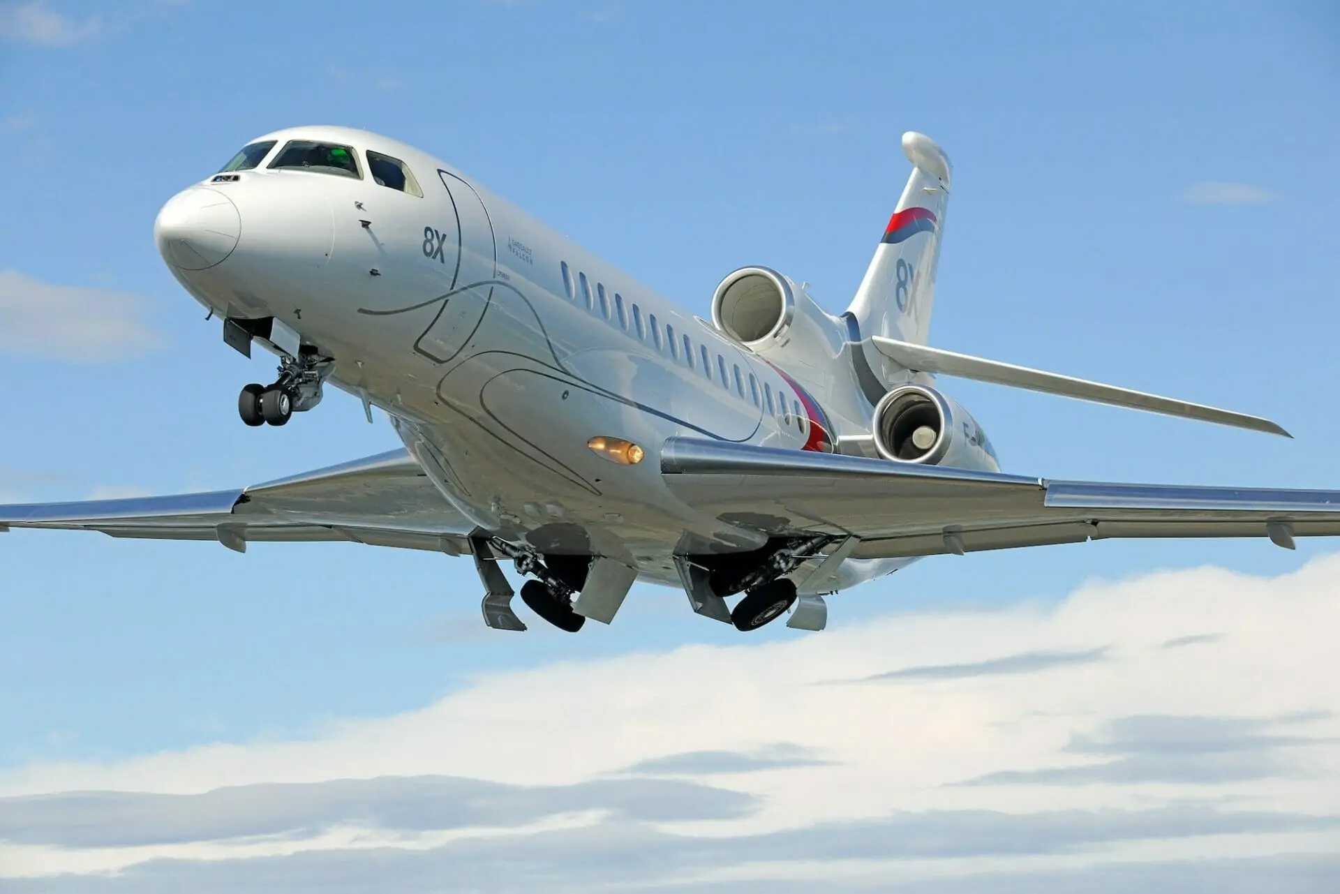 Dassault Falcon Pajisjet e uljes 8X në tranzicion - si të blini një avion privat