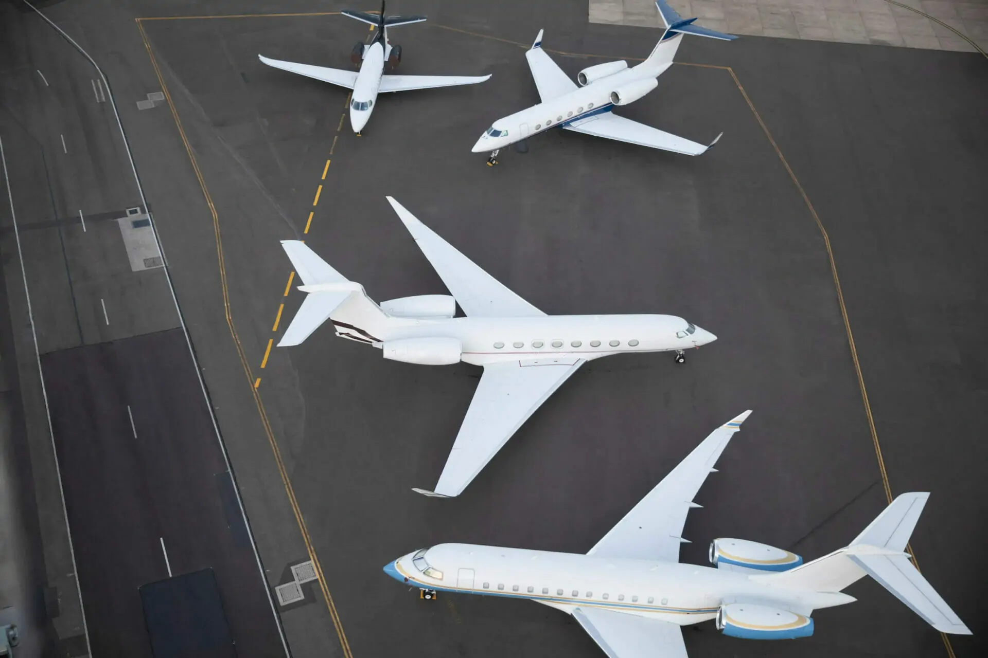 Privatni avioni čekaju na pregači