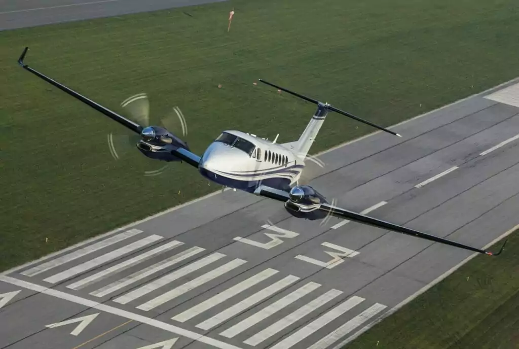 Beechcraft King Air 360 Exterieur opstijgen vanaf landingsbaan