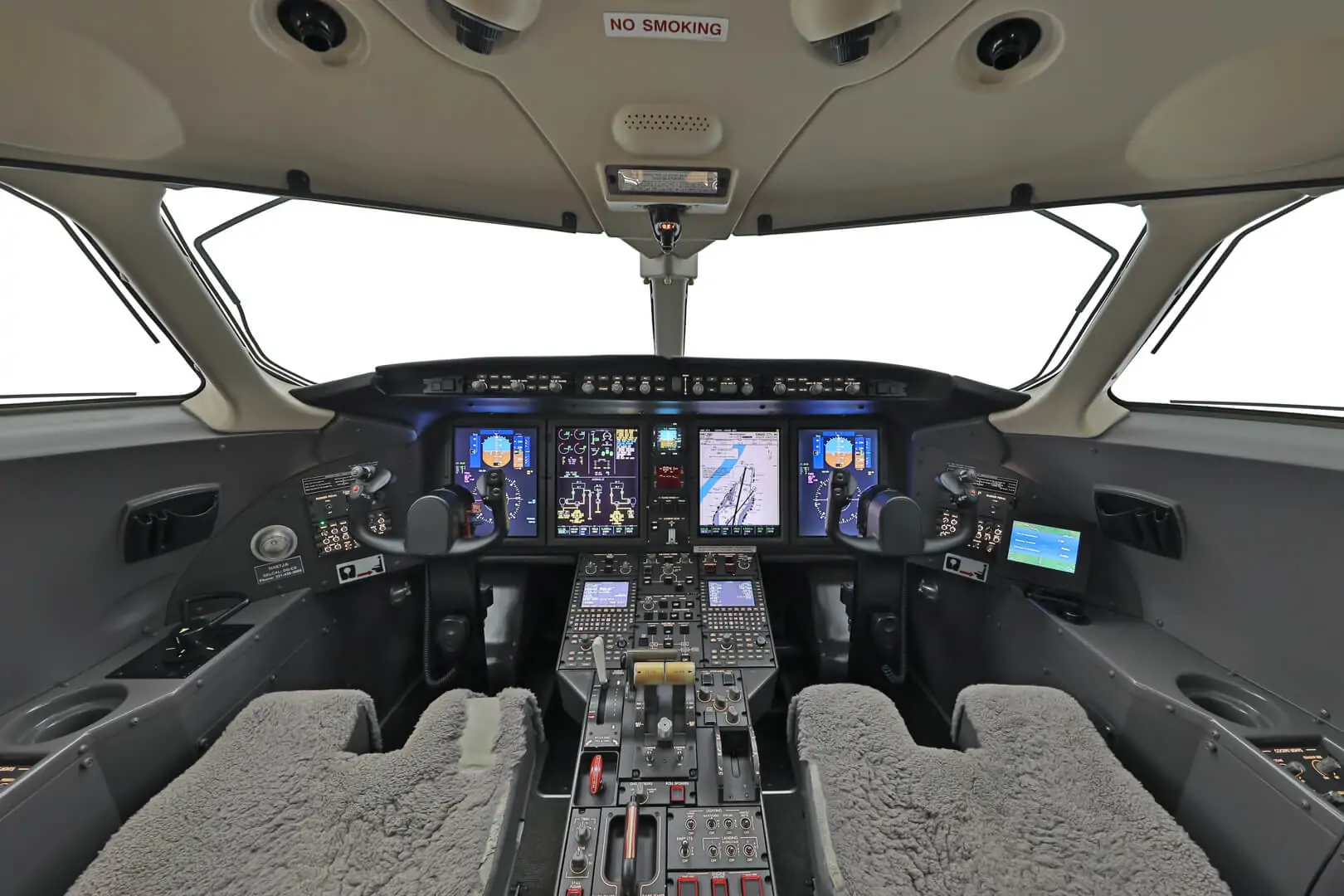Bombardier Challenger 300 Cockpit