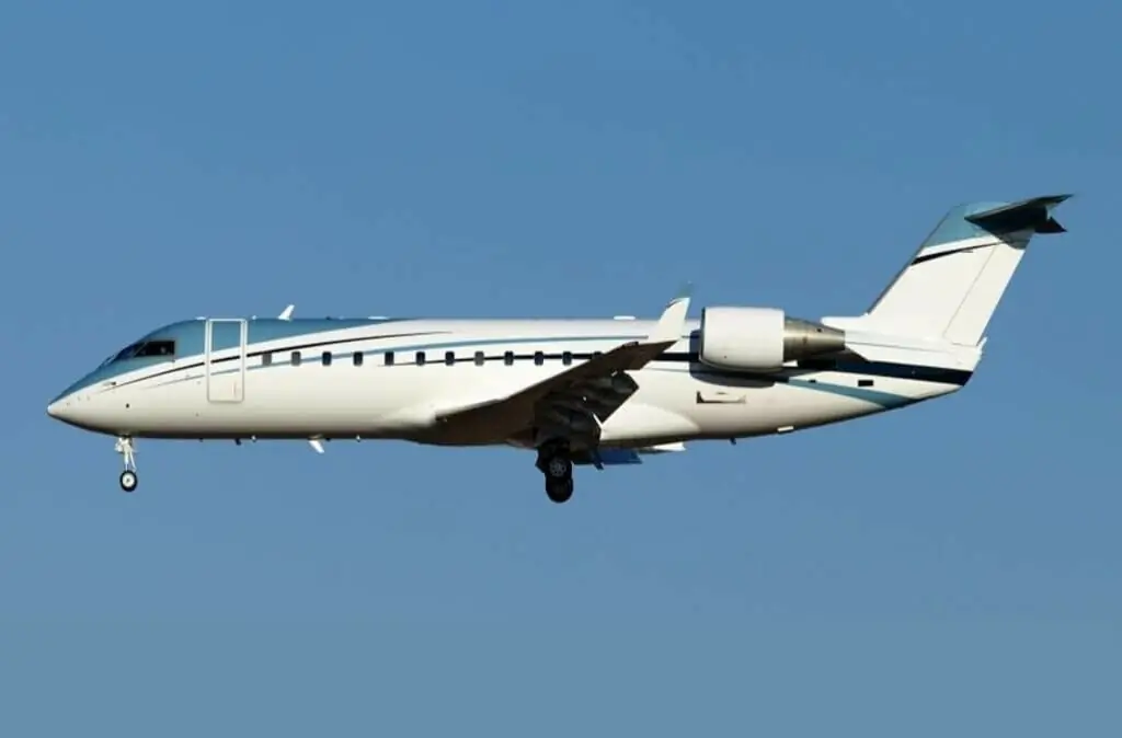 Bombardier Challenger 850 fora
