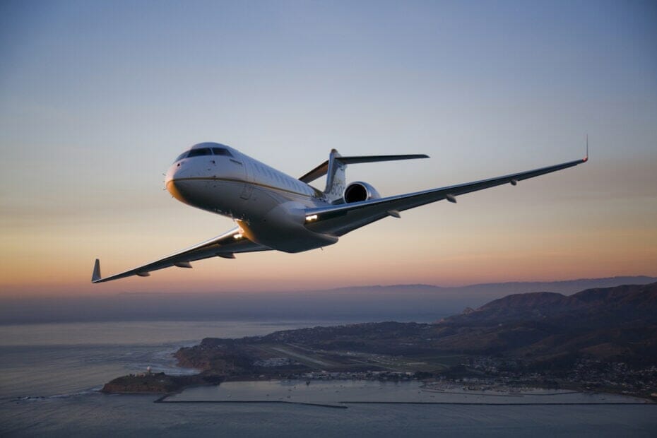 Bombardier Global 6000日落时的外部起飞，背后有山
