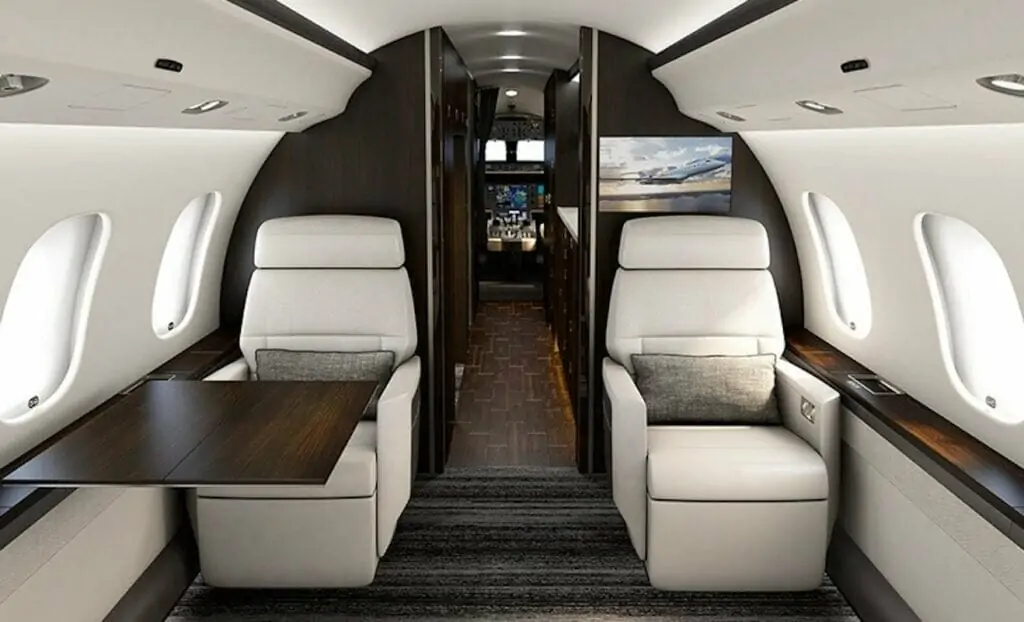 Bombardier Global 6000 مقاعد جلدية بيضاء داخلية أمام المطبخ وخلف قمرة القيادة