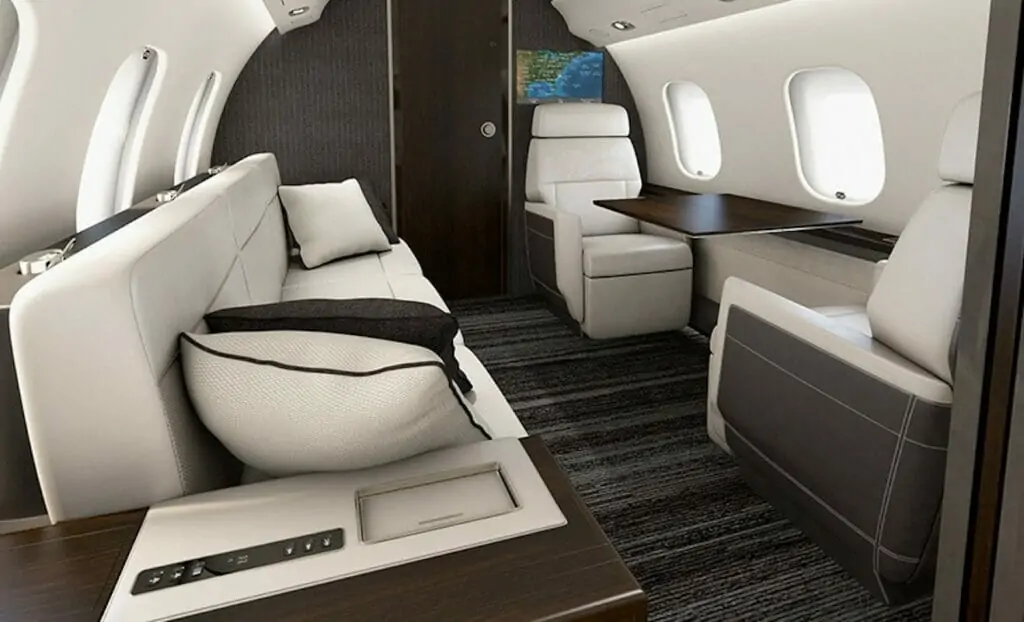 Bombardier Global 6000 Brendshme me divan në pjesën e pasme të kabinës