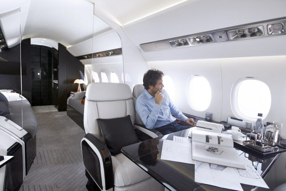 Njeriu i ulur shikon nga dritarja e Dassault Falcon 6X