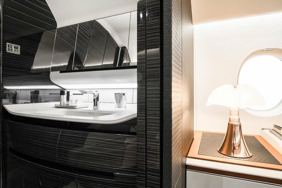 Falcon 6X toilet/restroom/lavatory, airplane windows