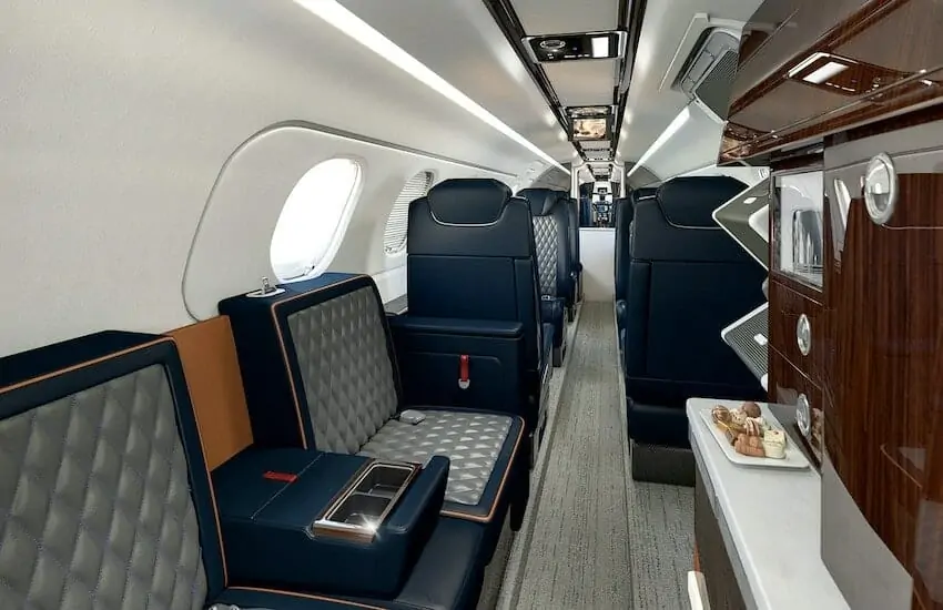 Embraer Phenom 300E binnekant van die stoep met kombuis en koeke