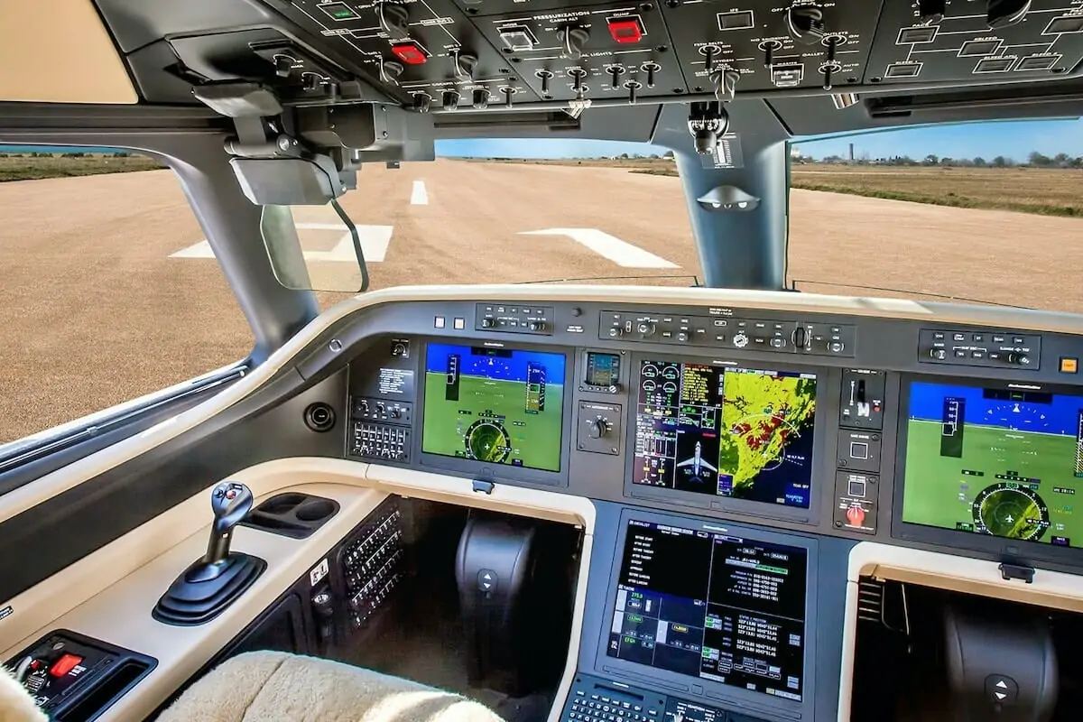 Embraer Legacy 500 flight deck powered up with avionics switched on, head up display down on runway 01