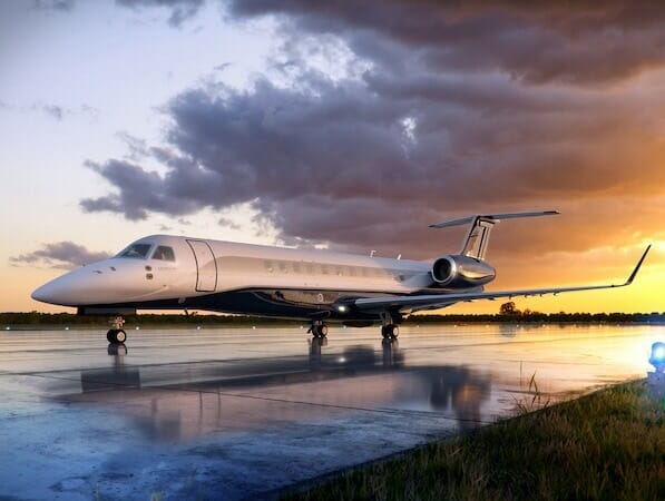 Embraer Legacy 650E Esterno a terra al tramonto