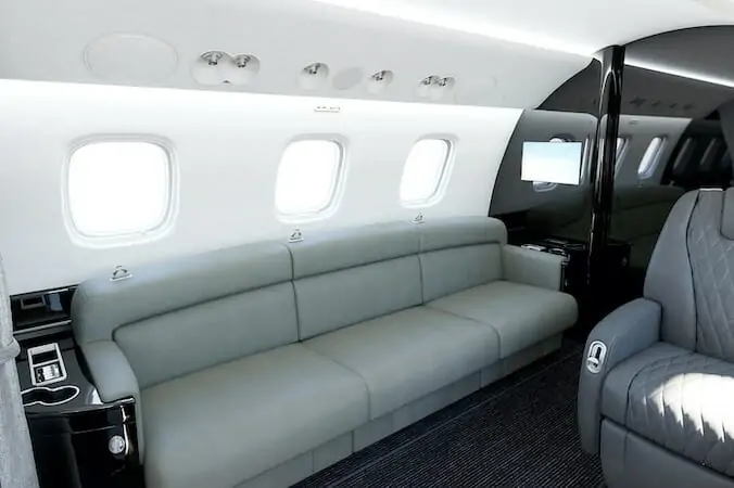 Embraer Legacy 650E interior divã opção