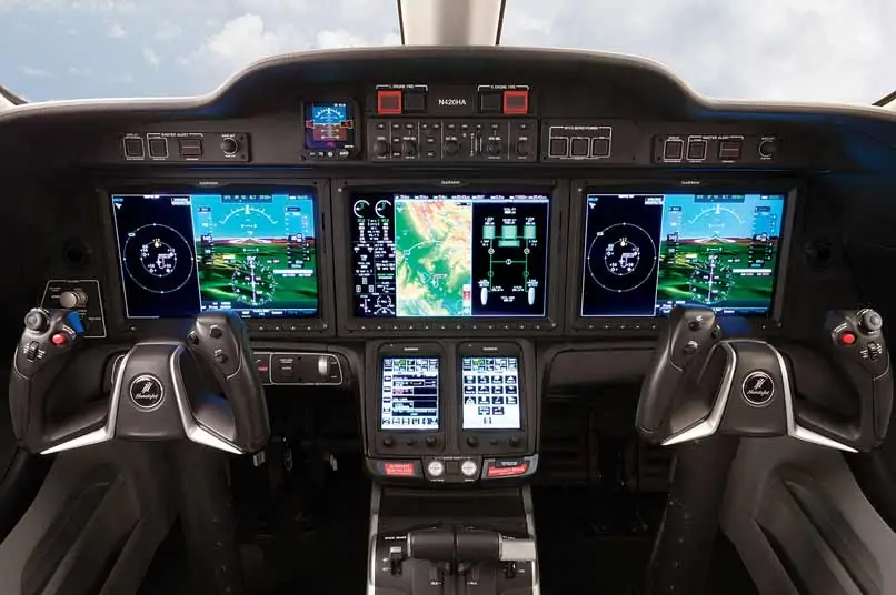 Միացված է HondaJet օդաչուների խցիկ Garmin 3000 ավիոնիկայի հավաքակազմը