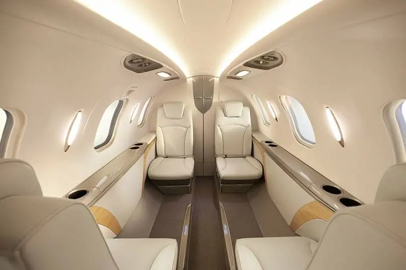 HondaJet Interior da cabine, quatro assentos em formação de tacos revestidos em couro branco