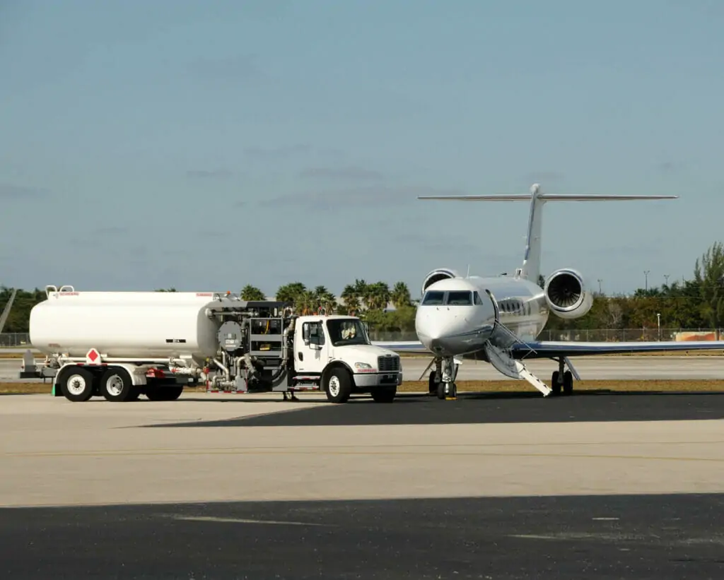 Приватен авион се полни со гориво