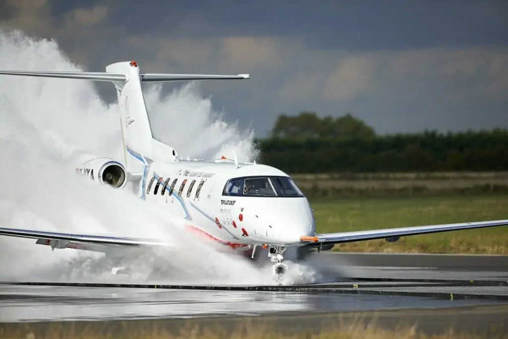 pilatus Prueba de ingestión de agua pc-24: ¿los jets privados son más seguros que los comerciales?
