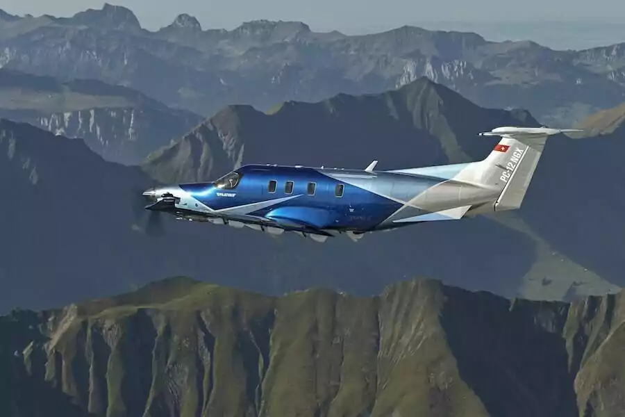 Pilatus PC-12 blár sársauki að utan við skemmtiferðaskip