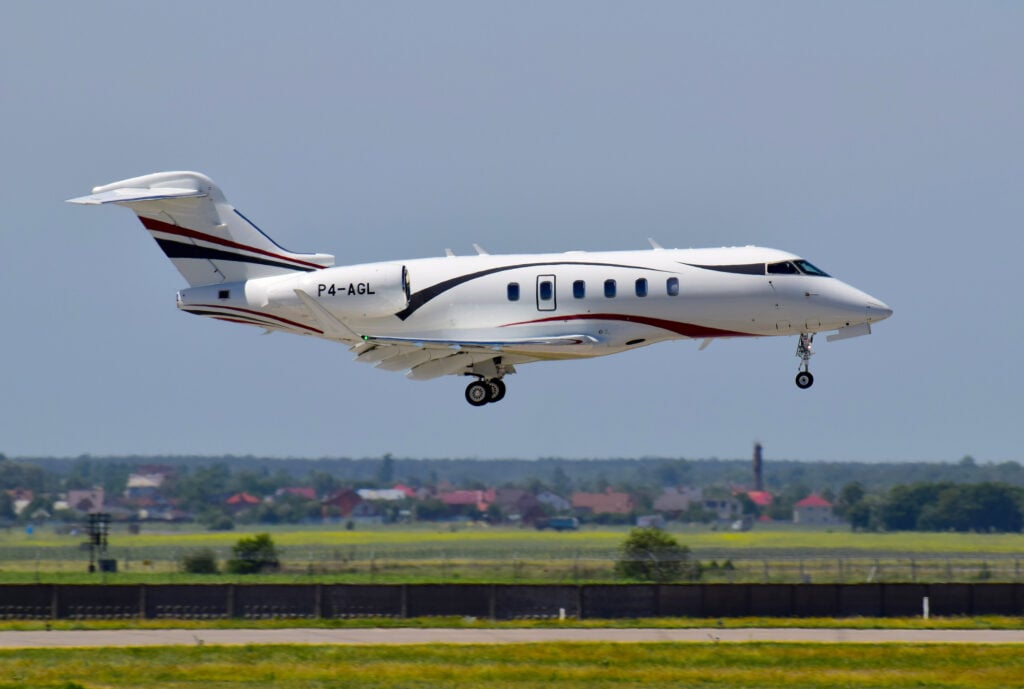 Bombardier Challenger 350 P4-AGL hạ cánh tại sân bay