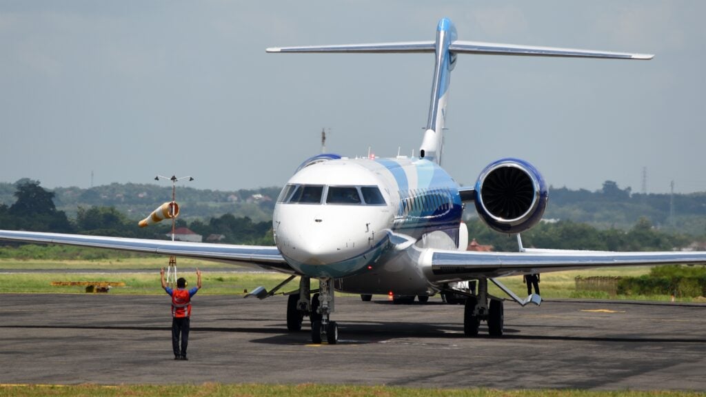 Bombardier Global 7500 على الأرض جاهزة لبدء تشغيل المحرك مع وجود منظم في الأمام