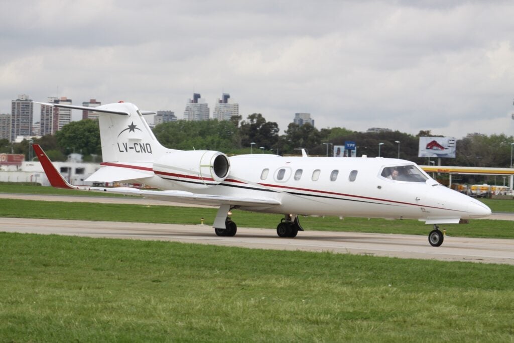 LV-CNQ Learjet 31 سيارة أجرة في المطار