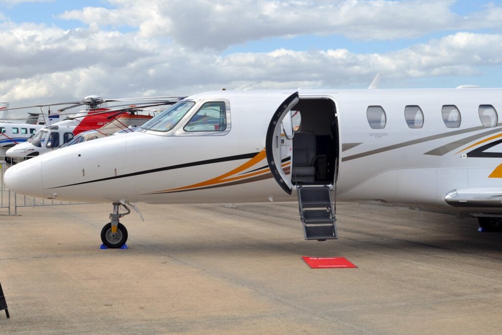 Cessna Citation CJ4 au sol avec porte ouverte, escaliers prolongés et tapis rouge