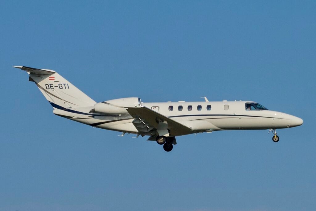 Cessna Citation CJ4 OE-GTI en approche avec train d'atterrissage étendu