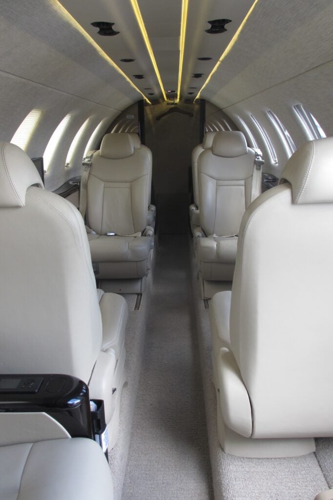 Cessna Citation Intérieur du CJ4 vu de l'avant en regardant vers l'arrière de la cabine