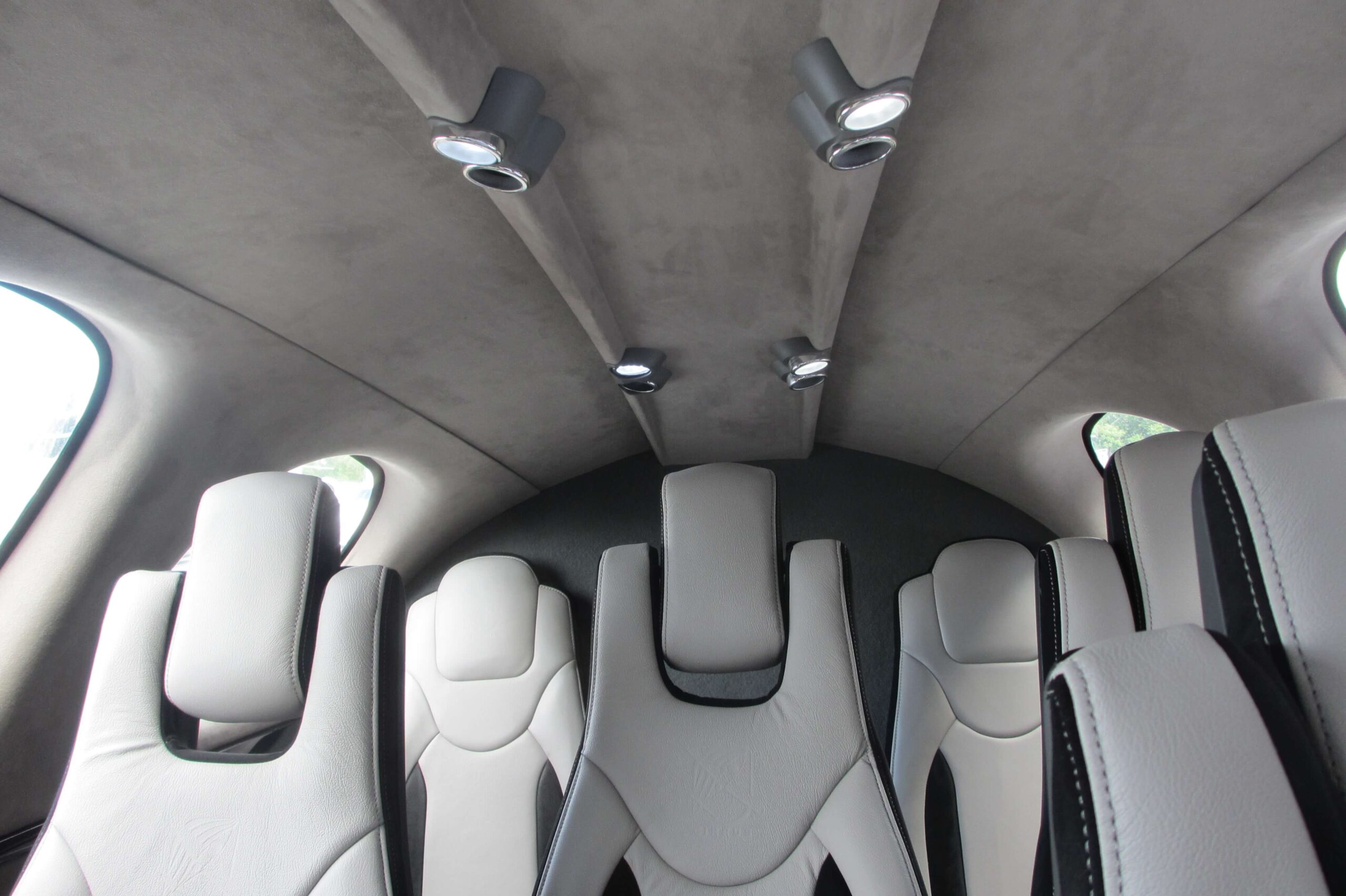 Interno del Cirrus Vision Jet dalla parte anteriore della cabina guardando indietro, sedili bianchi