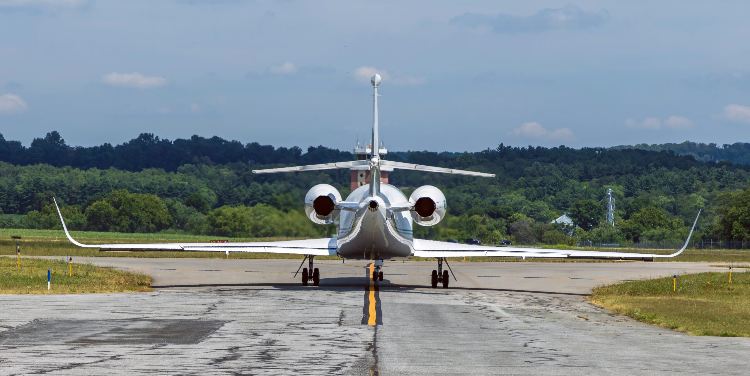 Dassault Falcon Vista esterna del 2000LX da dietro in fase di rullaggio