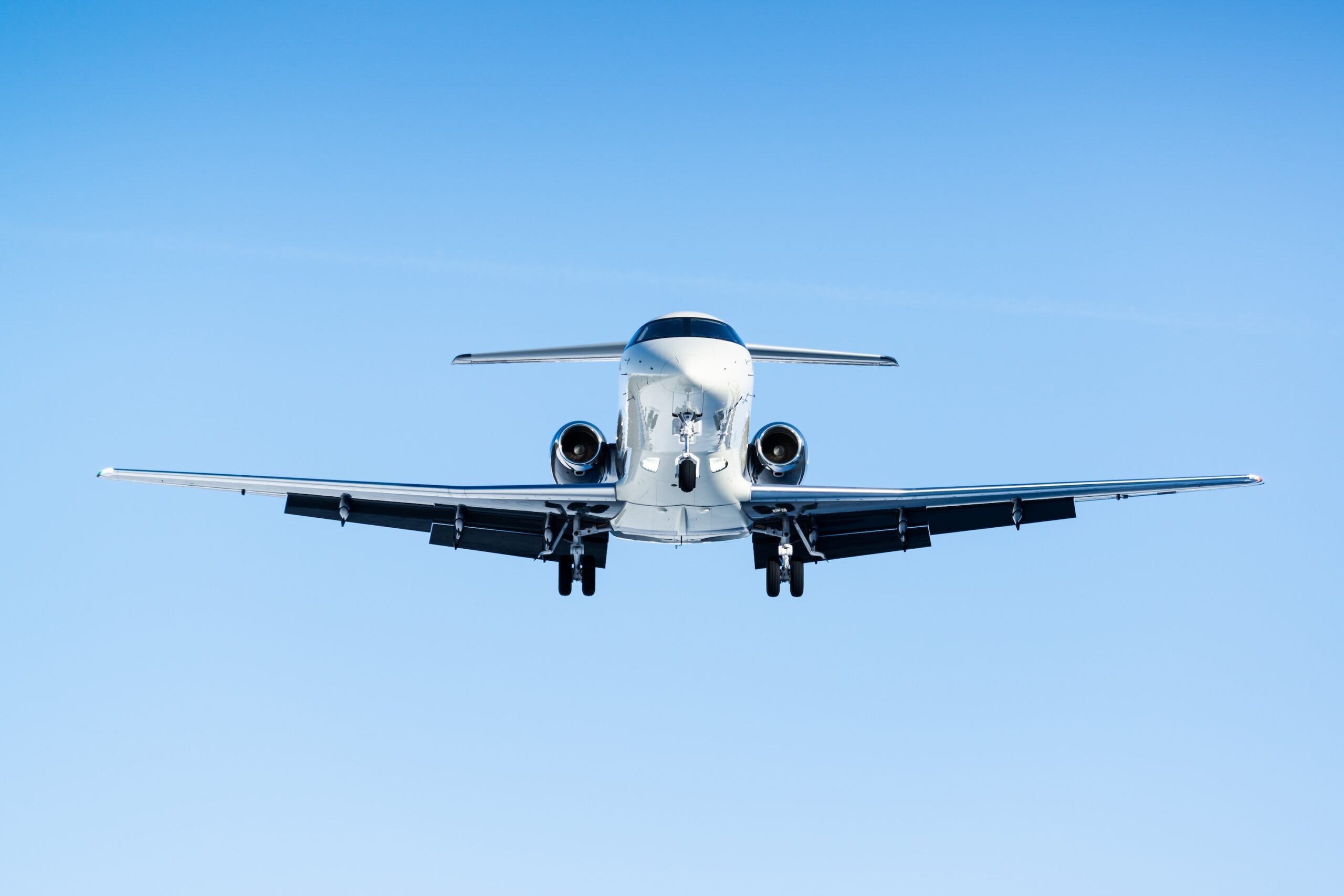 Avion d'affaires atterrissant à l'aéroport alpin de Samedan, dans la vallée de l'Engadine, dans les Alpes suisses