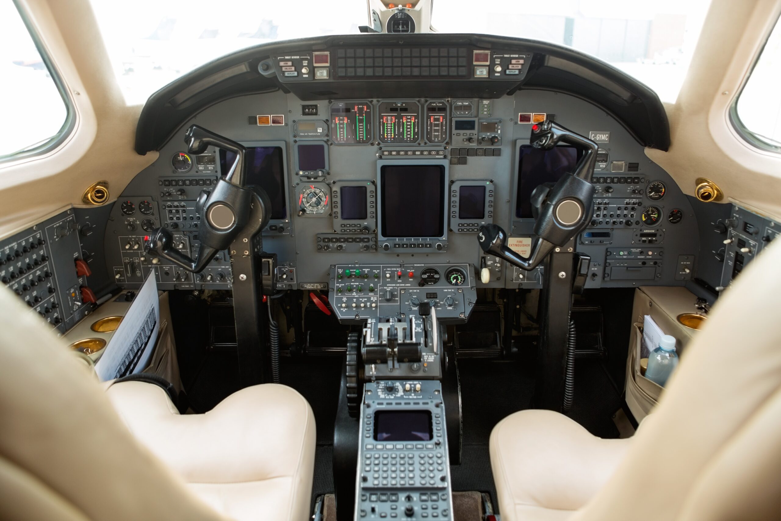 Tableaux de bord dans le cockpit d'un jet d'affaires privé Cessna Citation - avionique éteinte
