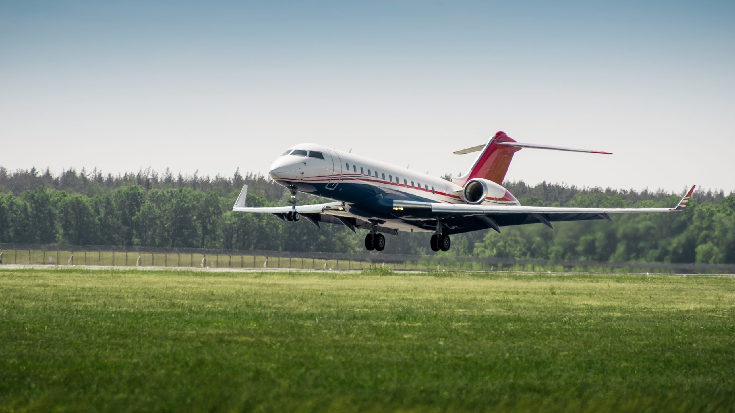 Bombardier Global Aviones momentos antes del aterrizaje y la quema.