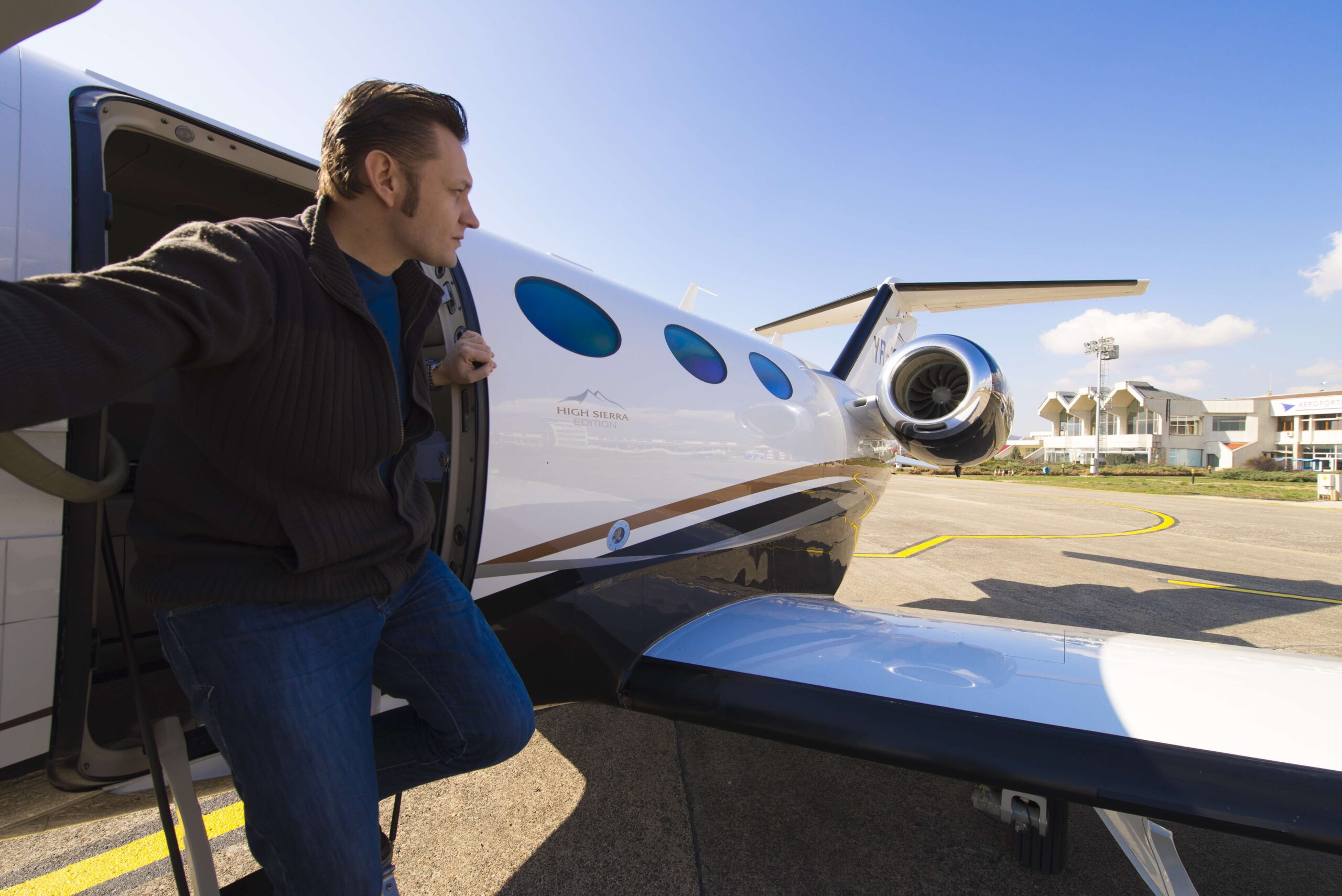 Uomo che esce dal jet privato Cessna Citation Mustang