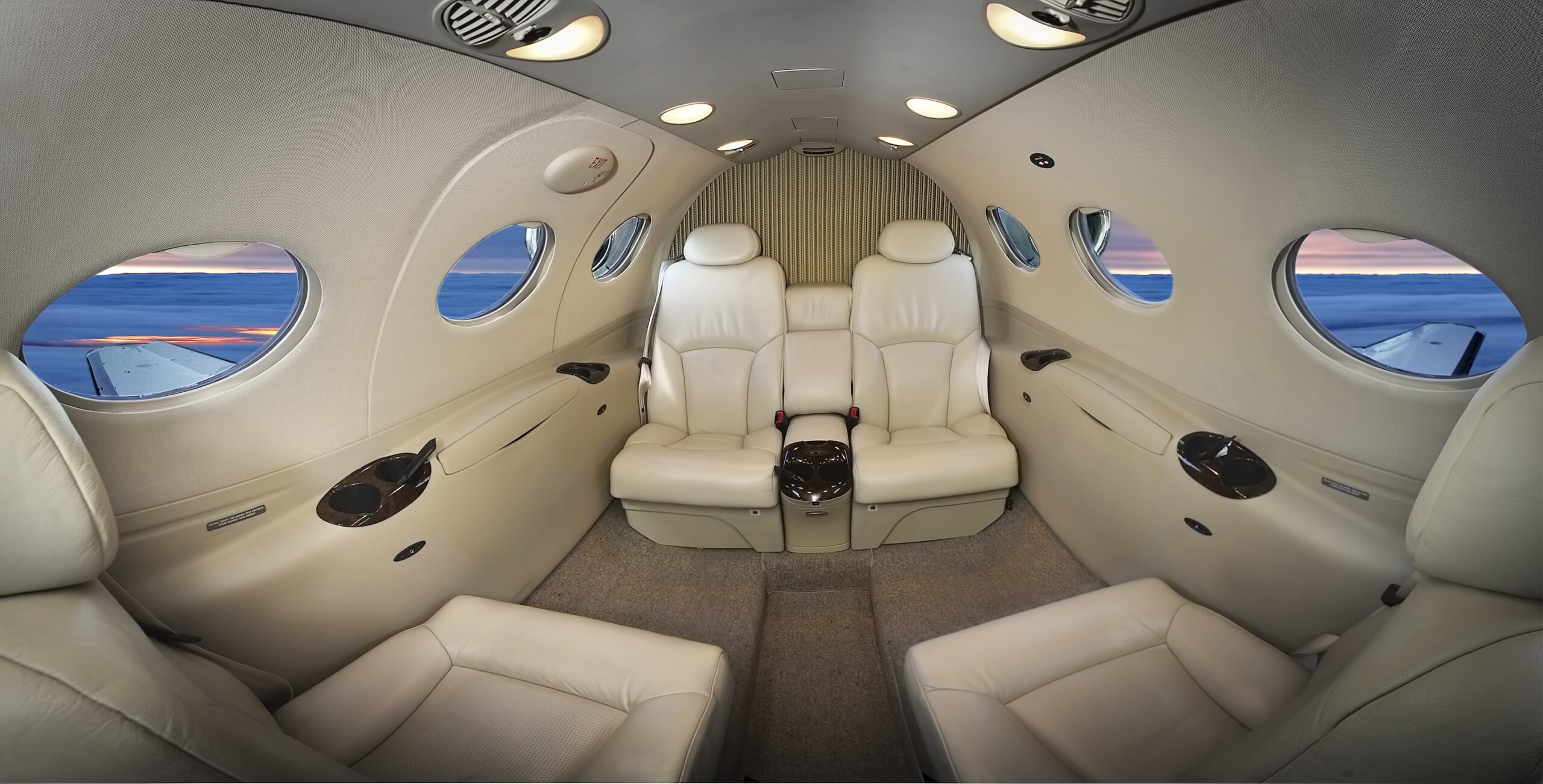 Cessna Citation Mustang interior con cuero blanco