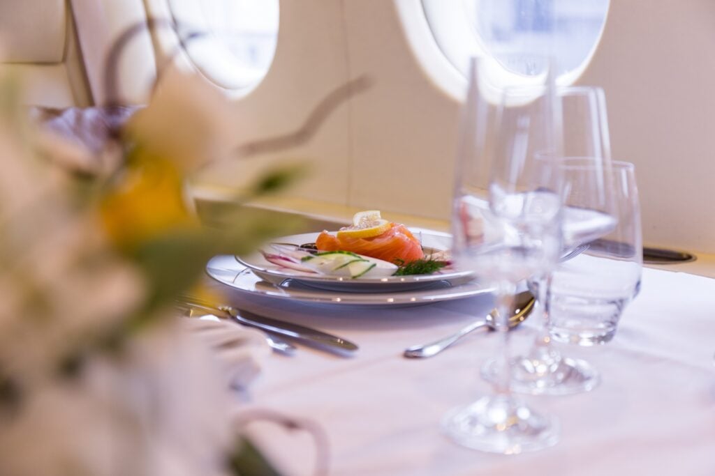 Pasto di salmone su jet privato da vicino, viaggio in jet privato