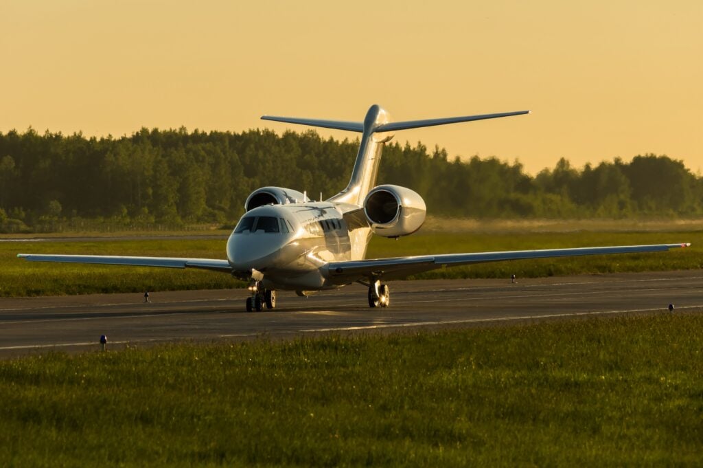 Вид спереди Cessna Citation X в аэропорту во время такси на закате
