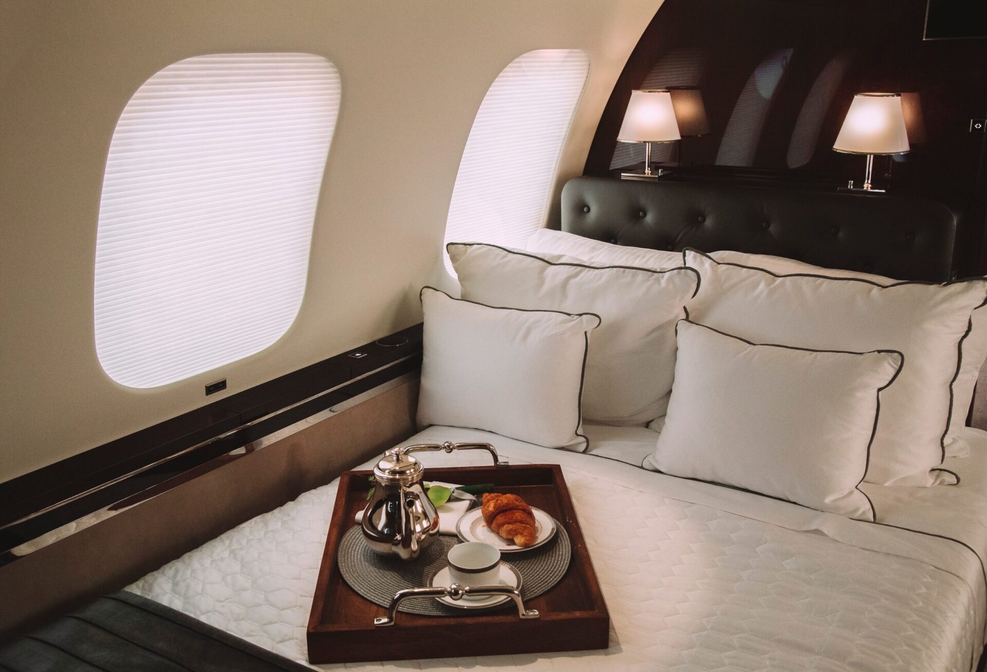 Posto letto in jet privato con colazione sul letto su vassoio
