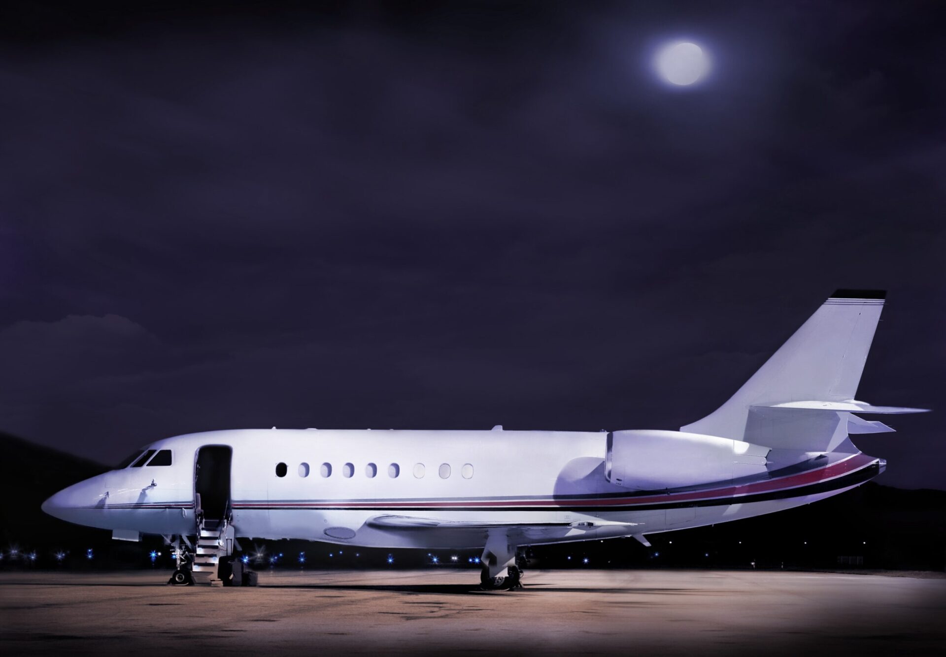 Dassault Falcon 2000 ночью со спуском по лестнице