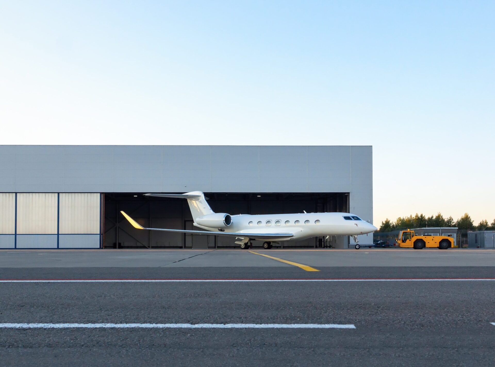 Gulfstream G650 толкает буксир перед ангаром