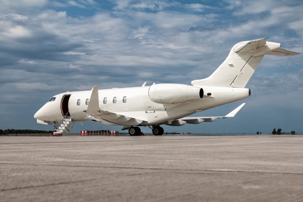 Bombardier Challenger 350 màu trắng trên mặt đất với cầu thang được triển khai