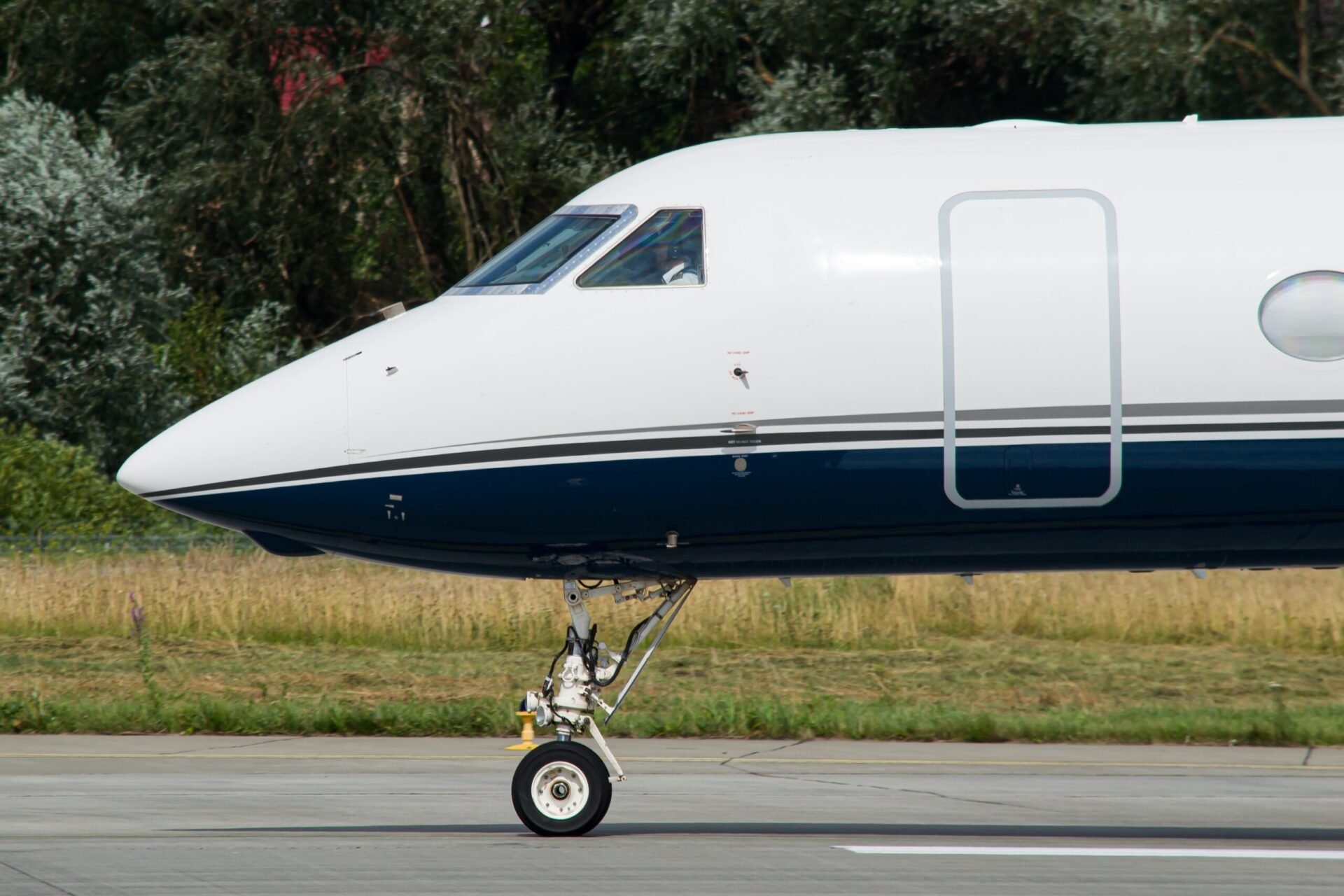 Primer plano de la cabina de un avión privado durante el rodaje tras el aterrizaje