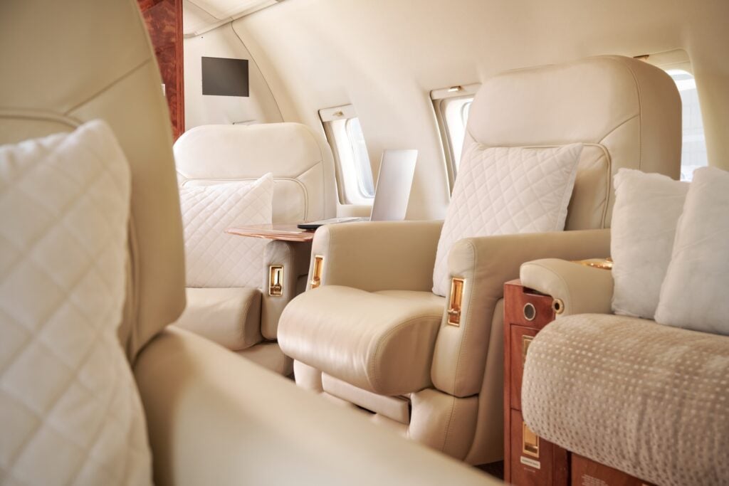 Challenger 604 бежевый кожаный салон с деревянными и золотыми акцентами
