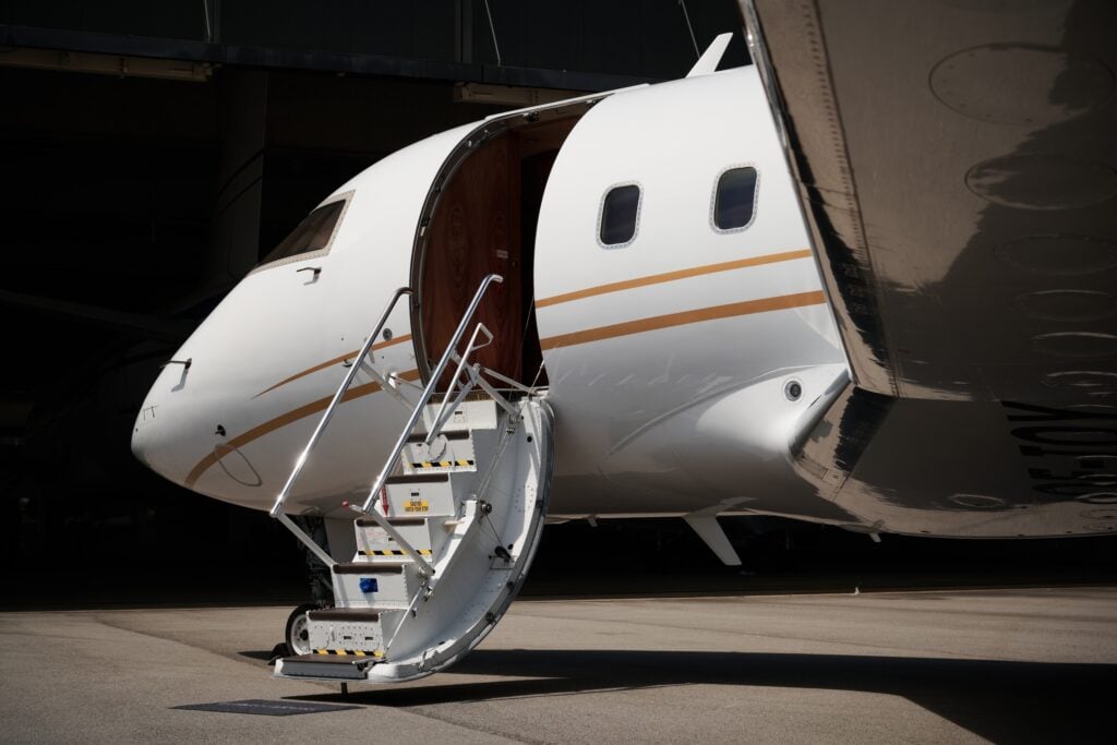 Bombardier Challenger 604 крупный план снаружи, ночь, с развернутой лестницей