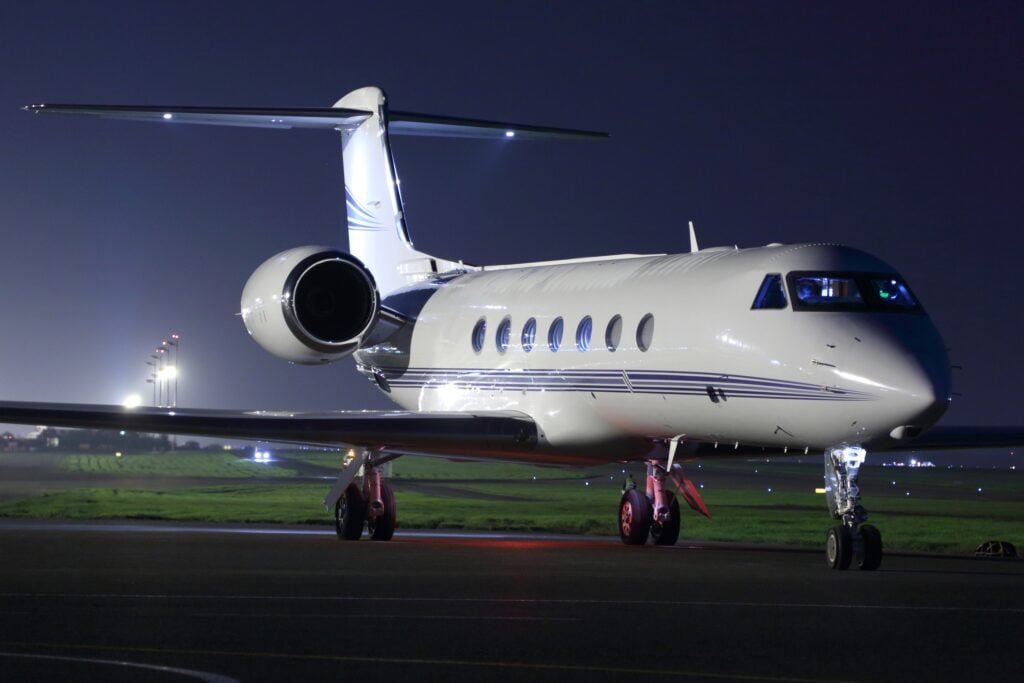 Gulfstream ภายนอก G450 จอดบนทางลาดในเวลากลางคืน