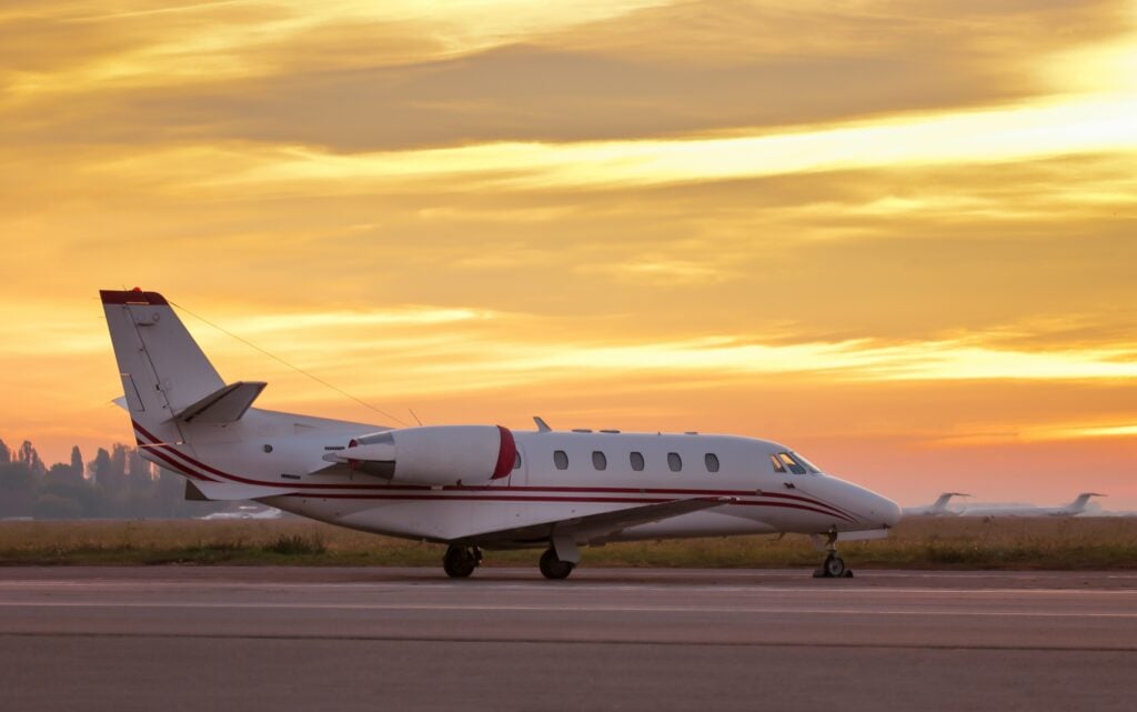Cessna Citation Внешний вид XLS на рампе с золотым небом позади