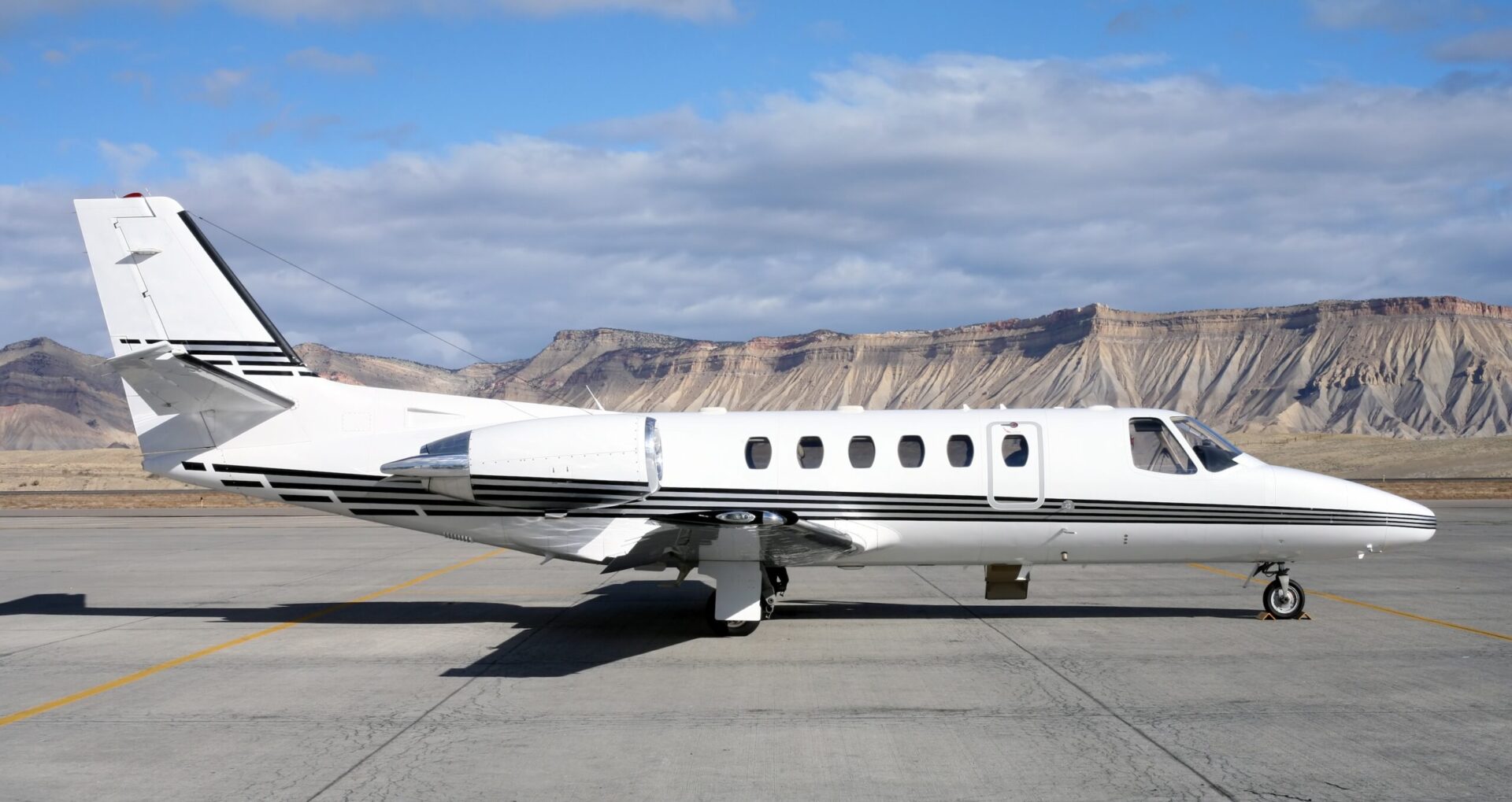 Cessna Citation II вид сбоку в аэропорту Колорадо