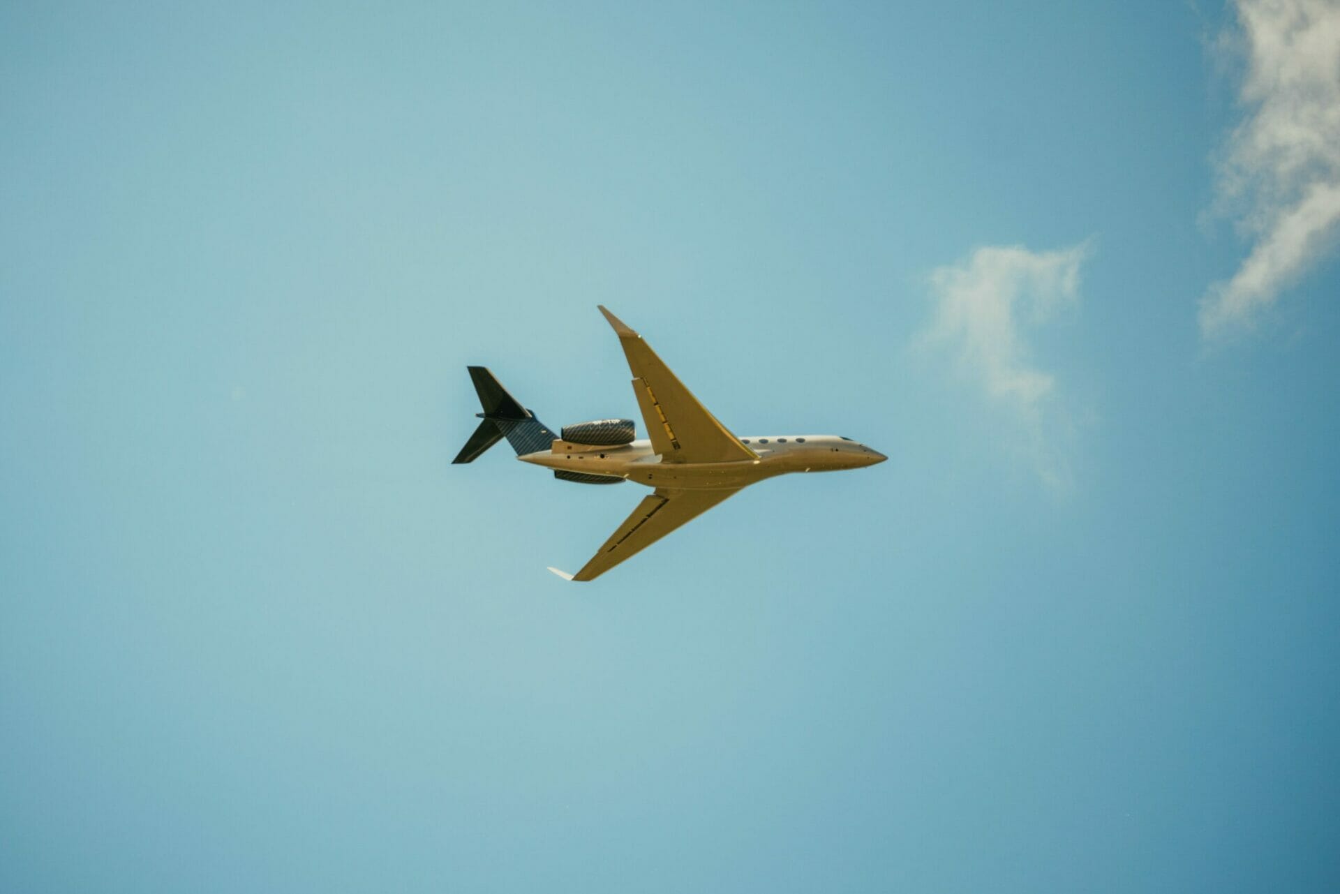 Jet privé dans le ciel volant au-dessus
