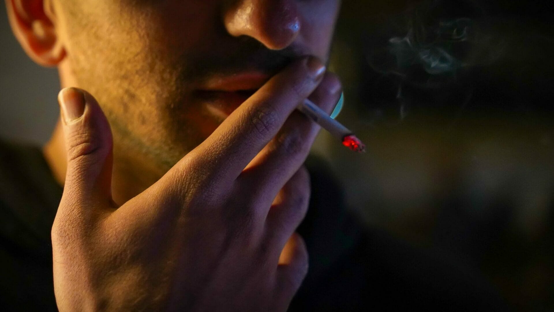 Uomo con un fumo di sigaretta